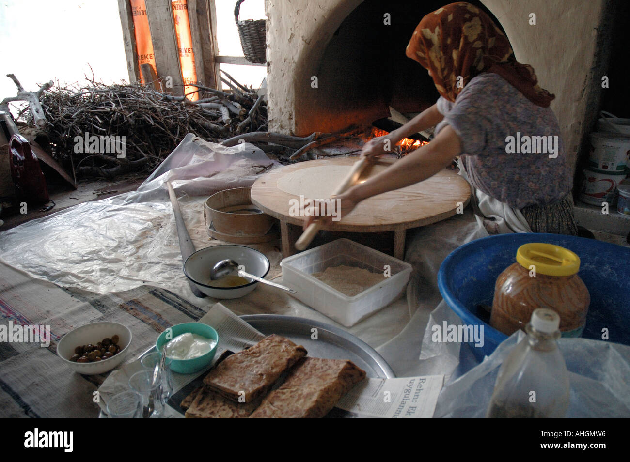 Türkische Frau flach Brotbacken im Kamin im Haus in der Nähe des Dorfes Islamlar. Stockfoto
