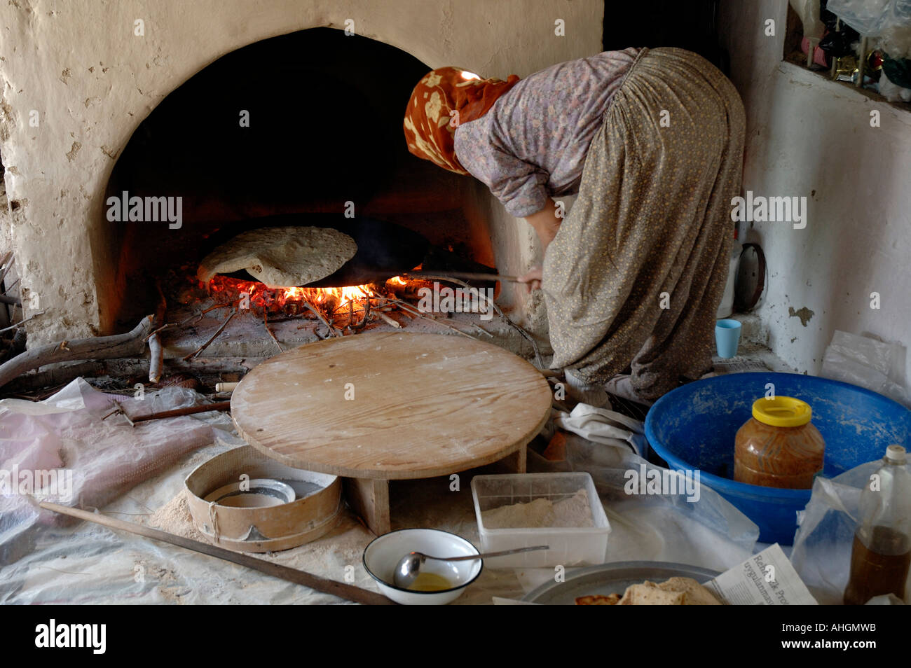 Türkische Frau flach Brotbacken im Kamin im Haus in der Nähe des Dorfes Islamlar. Stockfoto