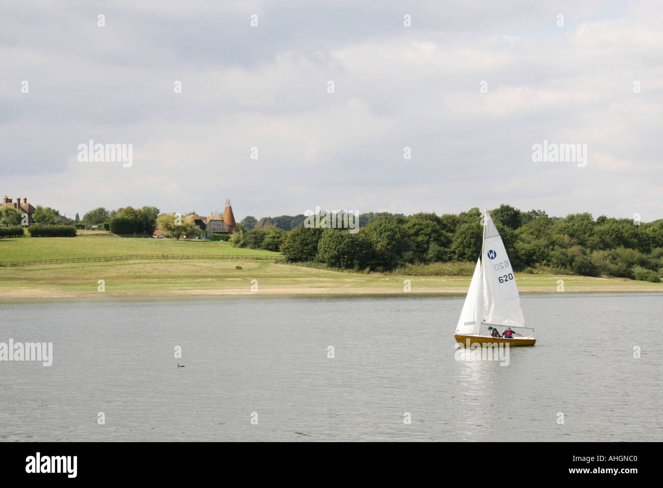 21. August 2005 Segelyacht an Bewl Wasser Reservoir East Sussex Kent Grenze England UK Stockfoto