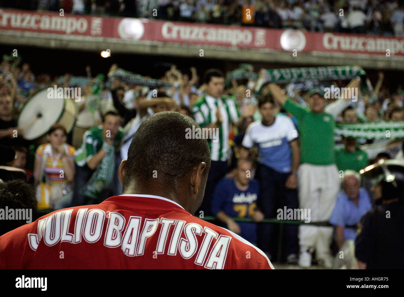 Julio Cesar Baptista verlässt Tonhöhe nach Spiel, während Real Madrid Fans Sieg feiern Stockfoto