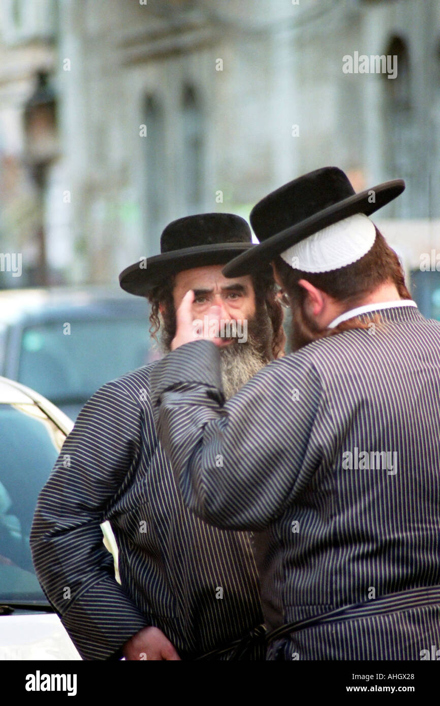 Israel Jerusalem Mea Shearim Nachbarschaft zwei ultra orthodoxe religiöse Juden sprechen auf der Straße Stockfoto