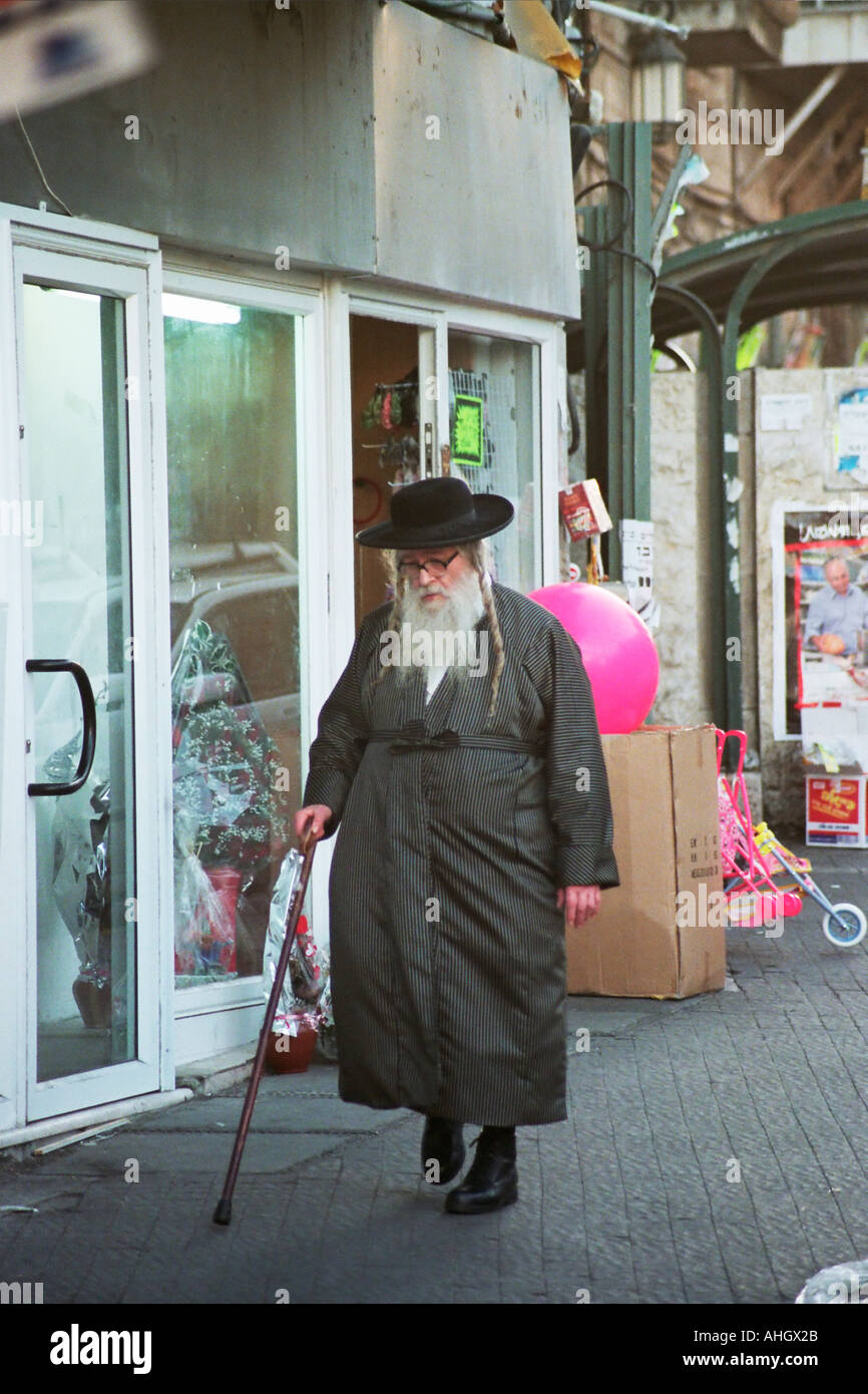 Israel Jerusalem Mea Shearim Nachbarschaft ein Alter Mann auf der Straße Stockfoto