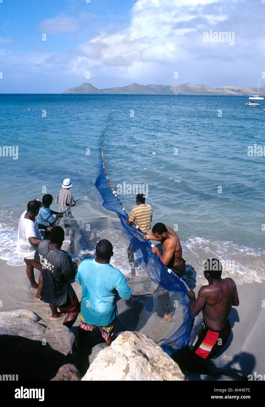 Schleppen in den Fischen am Oualie Strand Nevis Karibik Stockfoto