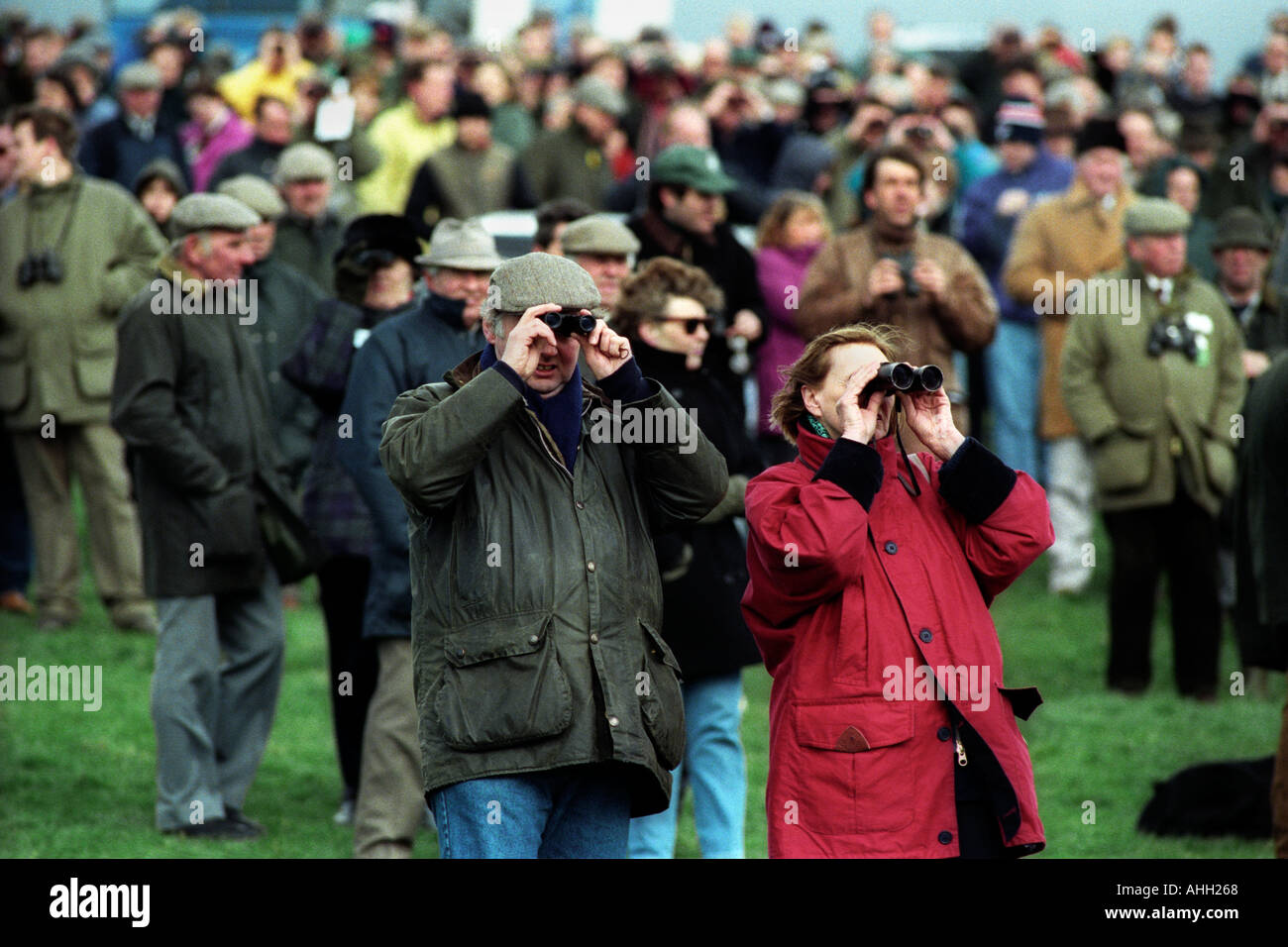 Racegoers sehen die Pferderennen am nördlichen Herefordshire Punkt zu Punkt auf dem Golfplatz Whitwick Manor Stockfoto