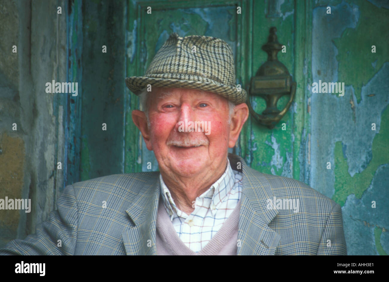 Alter Mann mit einem Trilby Hut Lächeln vor Haustür St Ives Cornwall England GB UK Stockfoto
