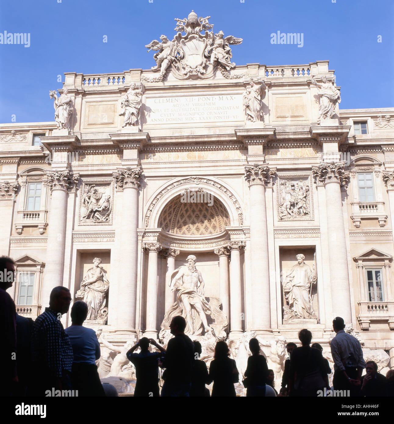 Touristen versammelt vor dem Trevi Brunnen Rom entworfen von Nicola Salvi in 1732 KATHY DEWITT Stockfoto