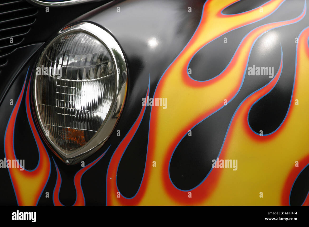Auto-Kotflügel mit Flammen Stockfotografie - Alamy