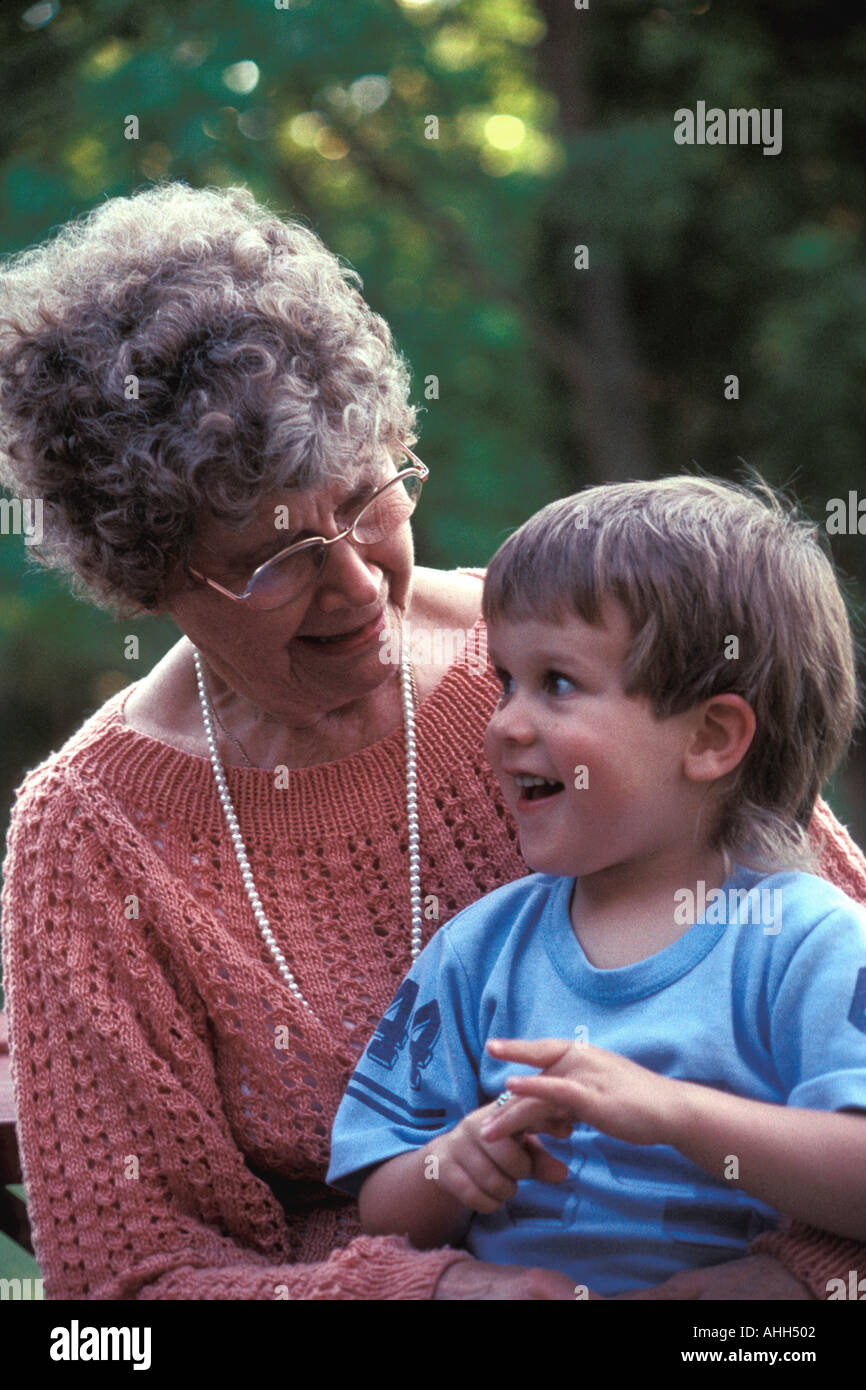 Großmutter und Enkel Stockfoto