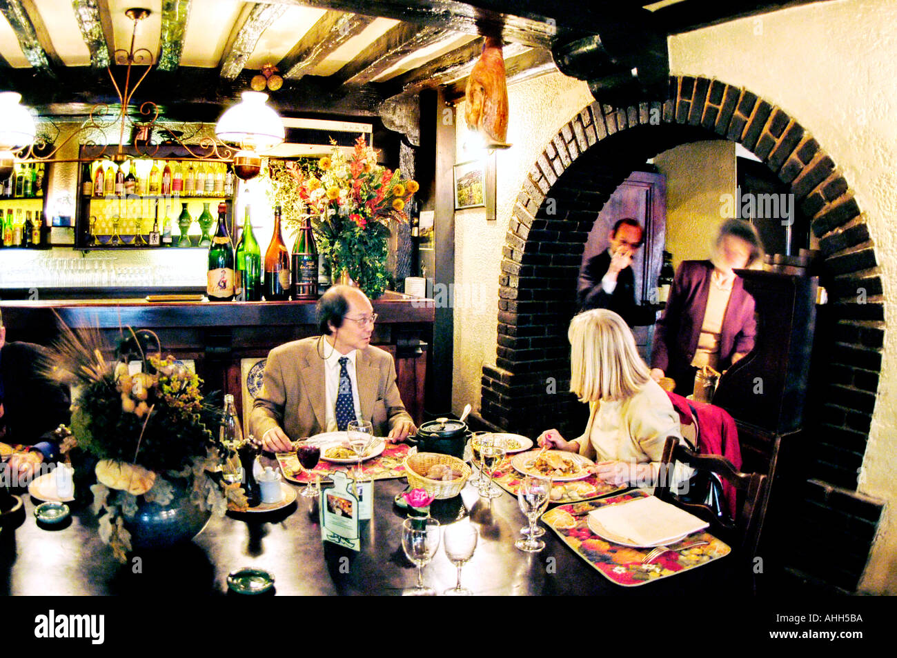 Paris Frankreich, Regionale französische Restaurant, drinnen 'L'Ambassade d'Auvergne" Paar Essen teilen Romantisches Restaurant mit europäischen Innenraum Stockfoto