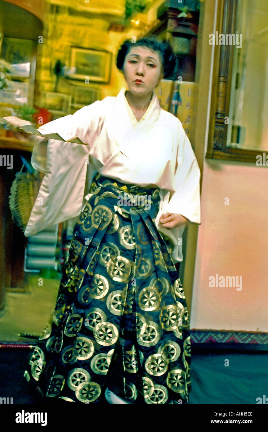 Japanische Frau in traditionellem Kimono-Kleid mit traditionellem Tanz in Paris Frankreich Französisch Bistro 'Troubador Coffee » Paris Frau Make Up Stockfoto