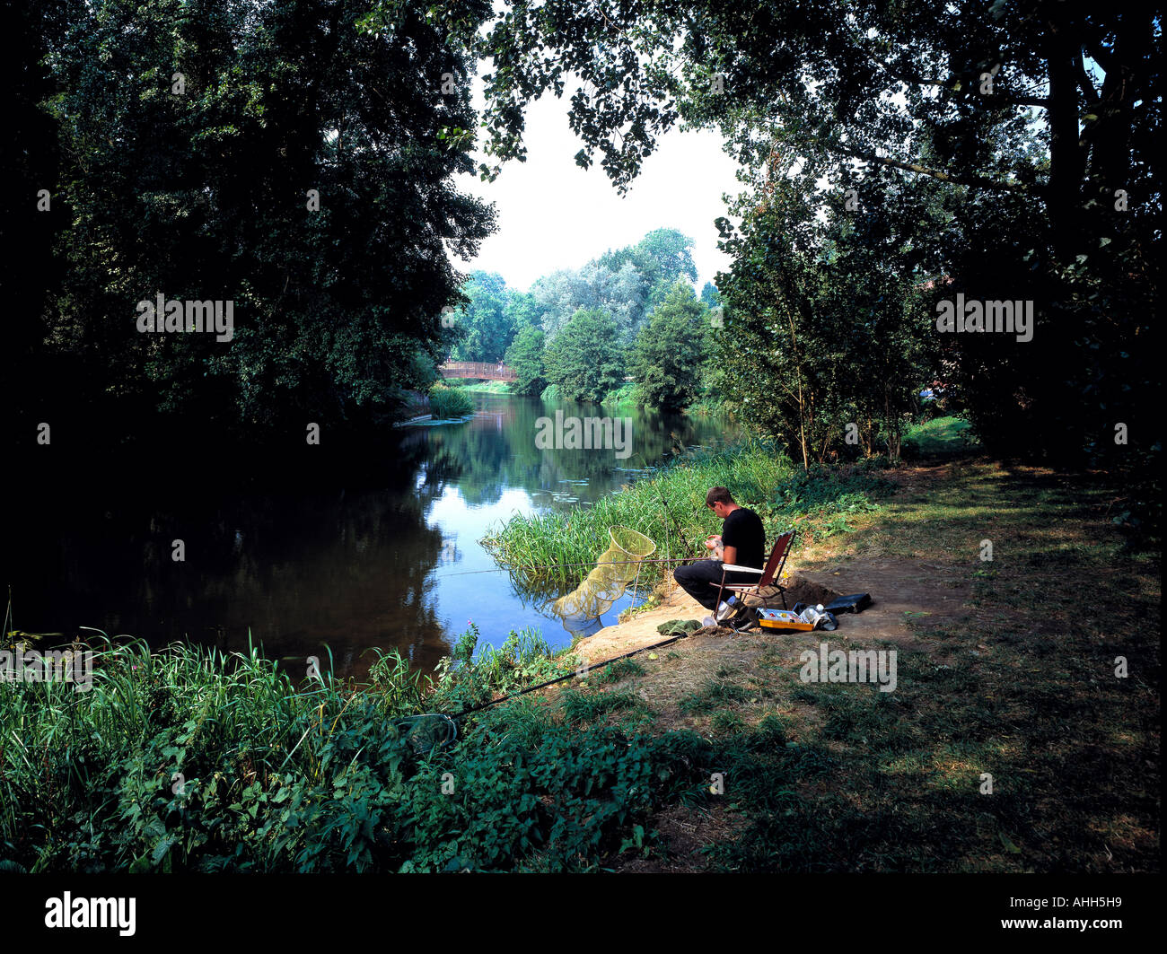 Fischer mit Angelausrüstung, River Avon Monkton Park, Chippenham, Wiltshire, Großbritannien Stockfoto