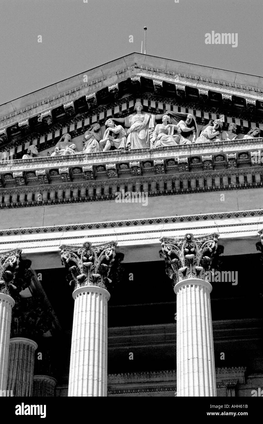 INVESTMENTS Justice Greek Revival Temple Architecture mit Säulen Security Law Court House Building Stockfoto
