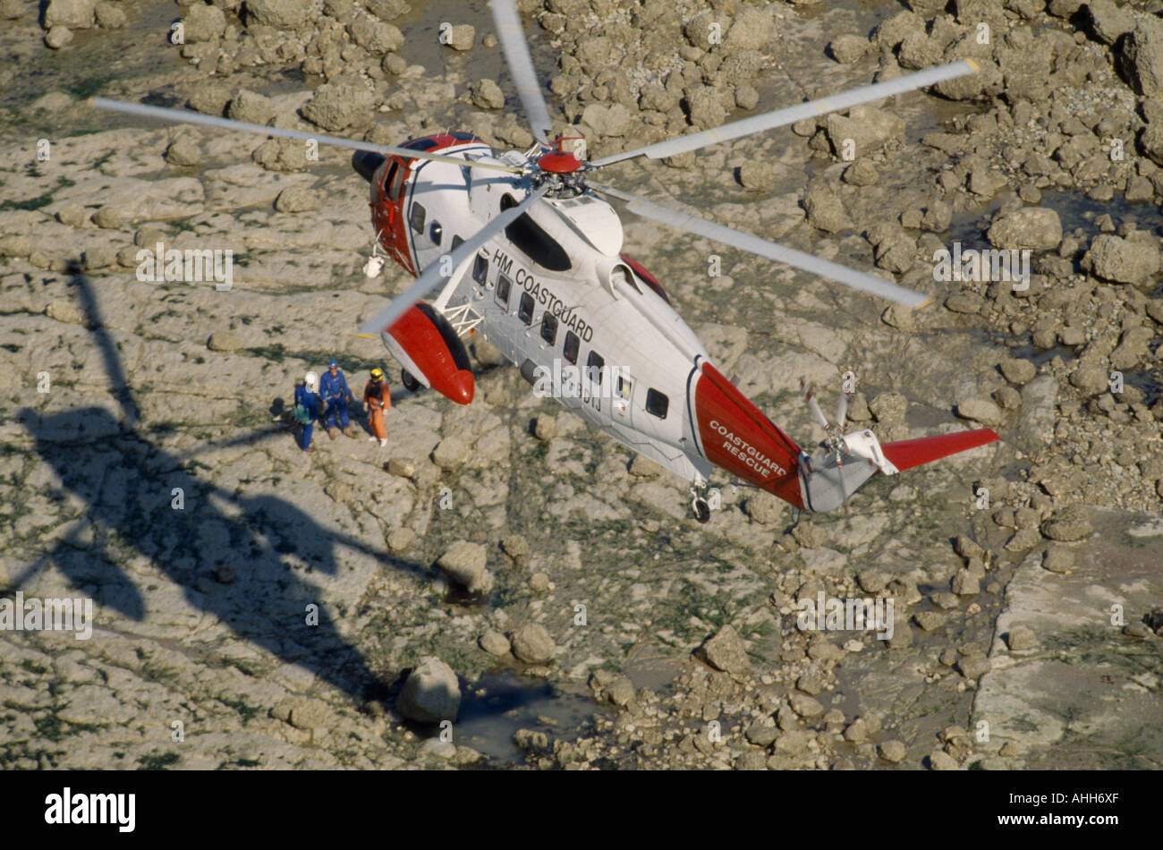 Luft Luft Meer Helikopter Hubschrauberbergung schwebt über Felsen zu transportieren Stockfoto