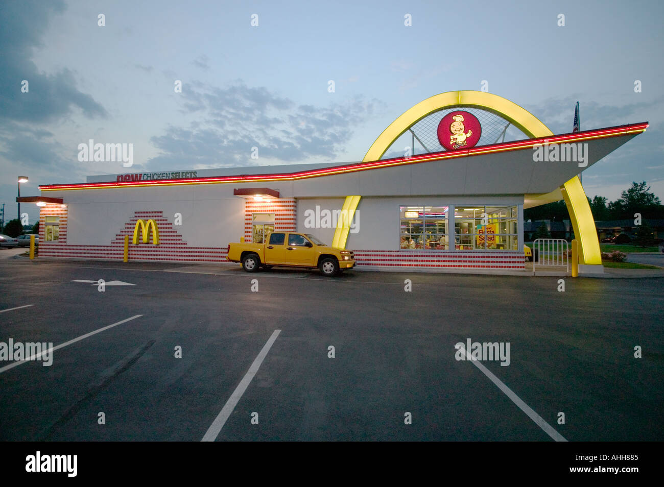 Umweg über die Auffahrt Fenster in einem alten McDonalds Restaurant Utica New York umgearbeitet Stockfoto