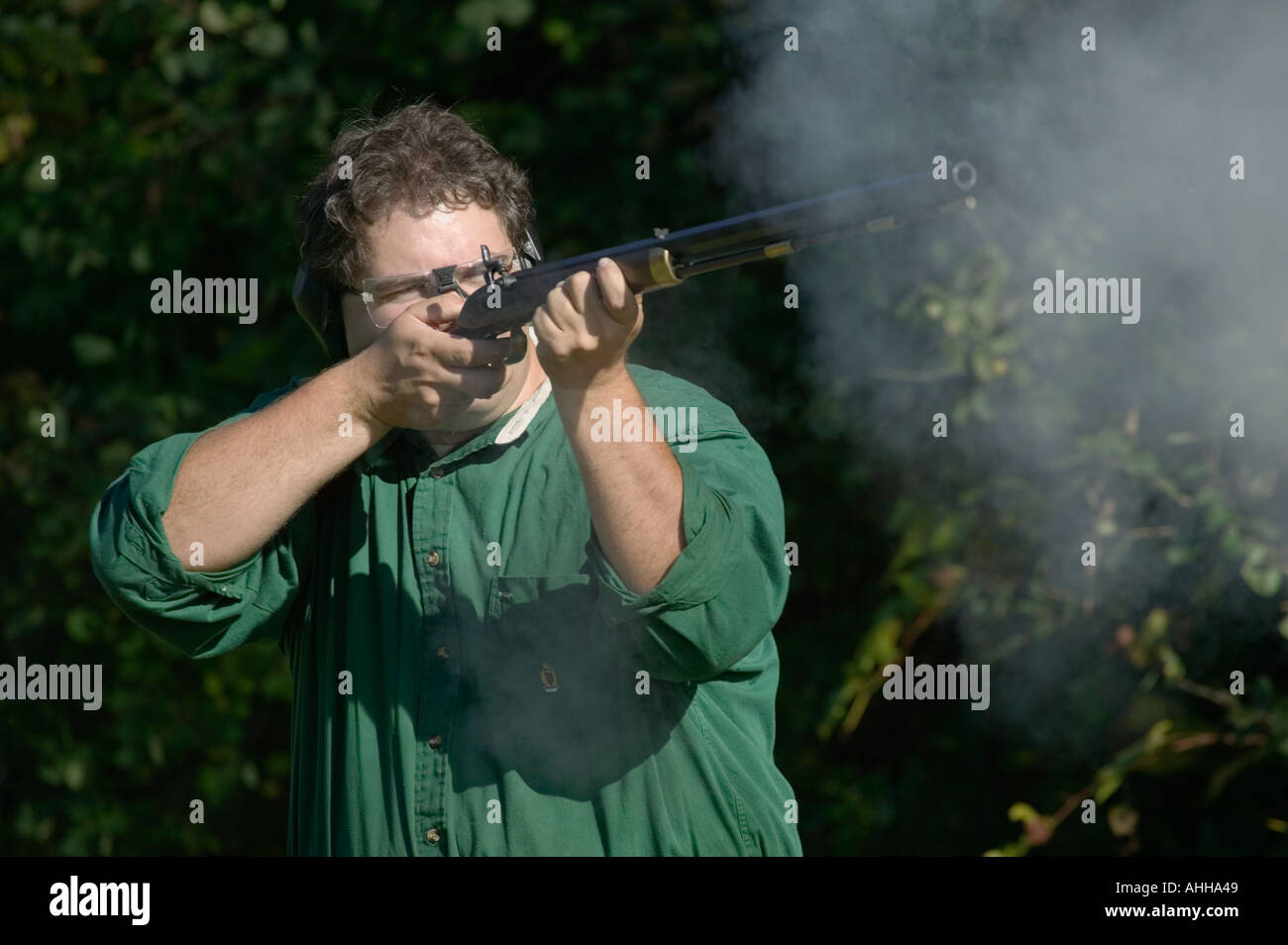 Mann schießt eine Hawkins Reproduktion Percussion Schwarzpulver Gewehr Stockfoto