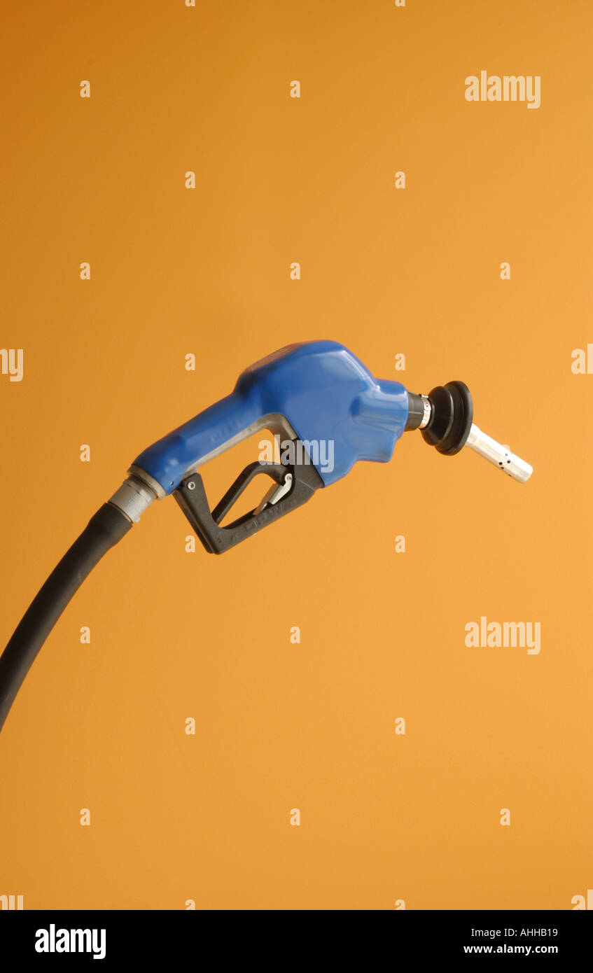 Gas oder Benzin Kraftstoffpumpe auf schlichte orange Hintergrund Stockfoto