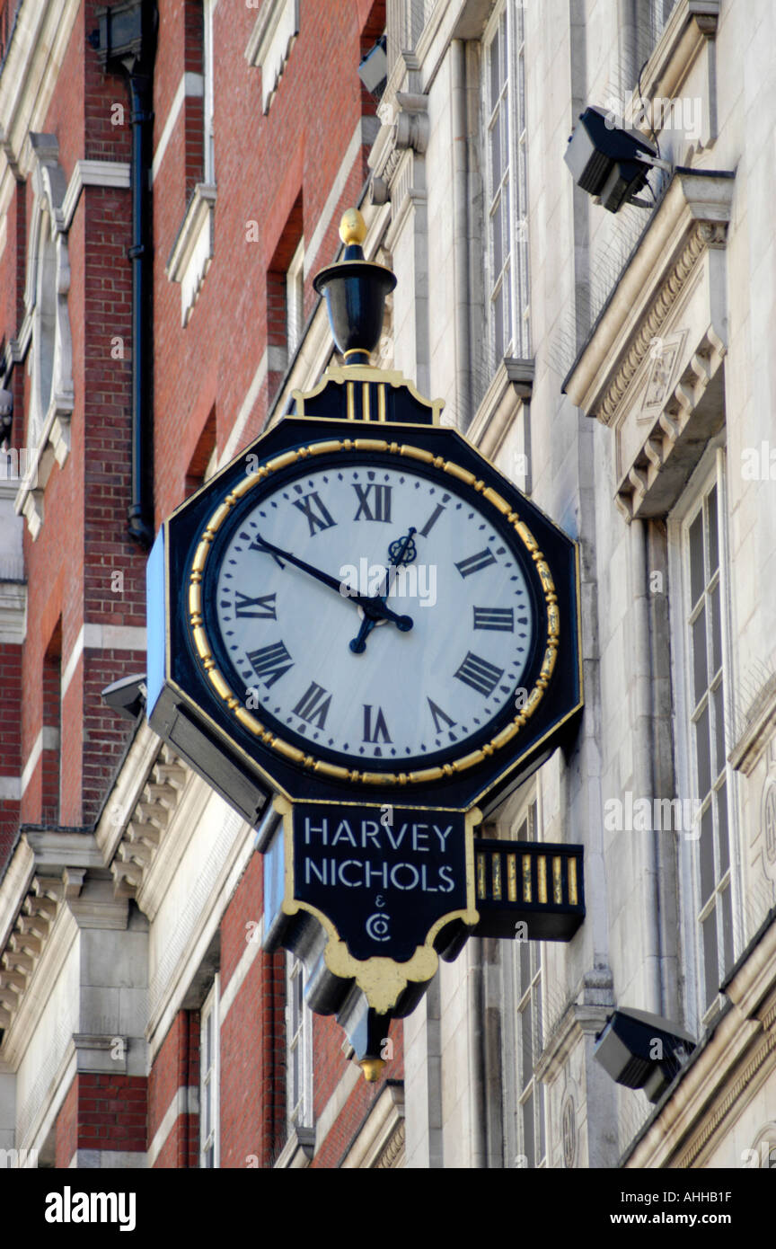 Uhr im Kaufhaus Harvey Nichols Knightsbridge London England UK Stockfoto
