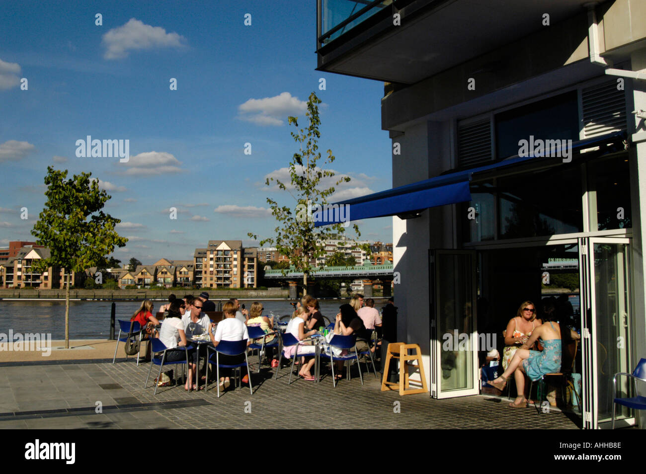 Bar am Themse-Ufer in Putney, London England UK Stockfoto