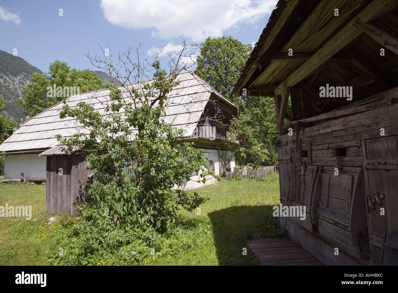 Pocar Bauernhaus-Museum Pocarjeva Domacija und Schweinestall in Radovna Senke im "Triglav National Park' in den Julischen Alpen im Sommer Stockfoto