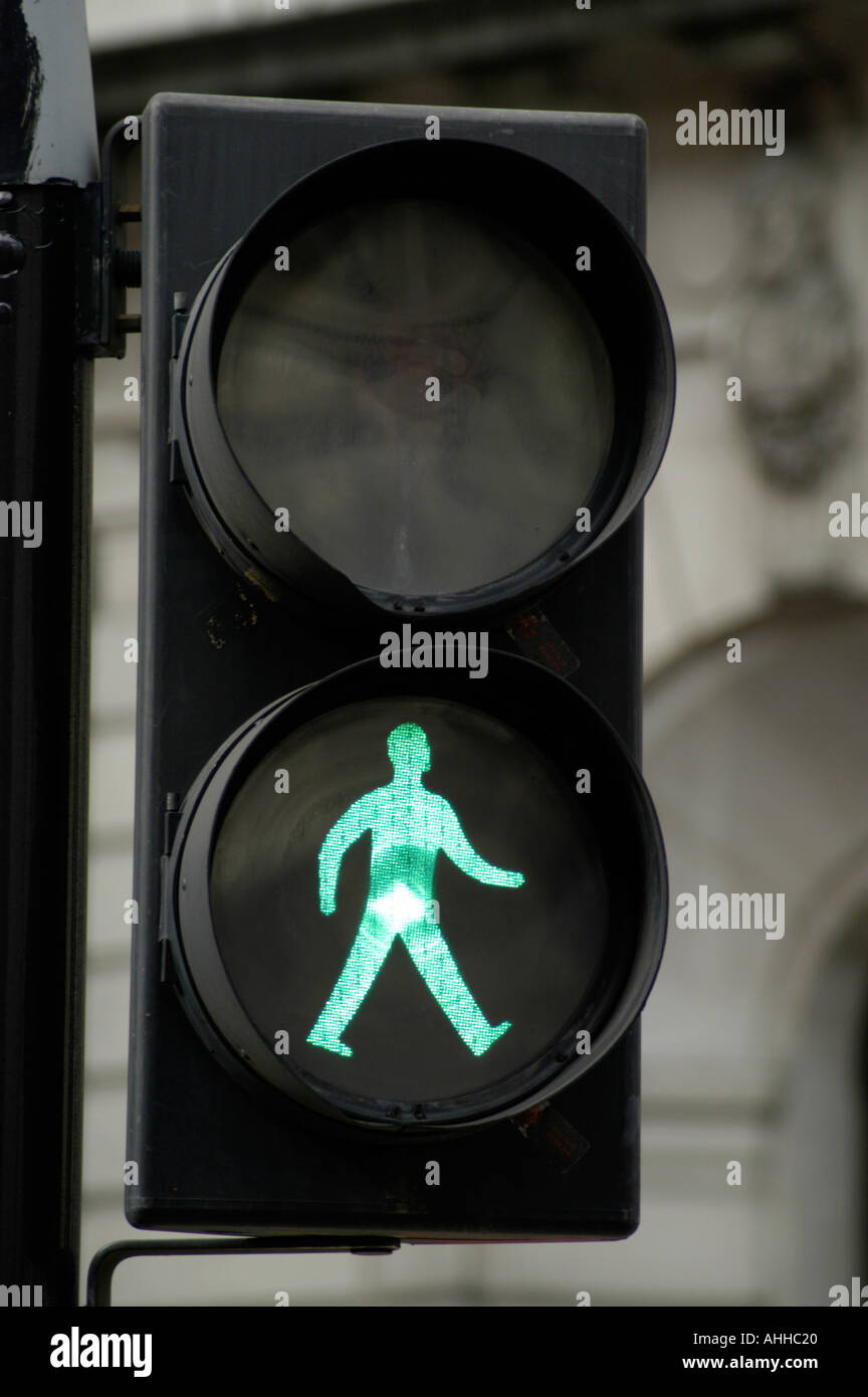 Grüner Mann gehen Ampel Zeichen England UK Spaziergang Stockfoto