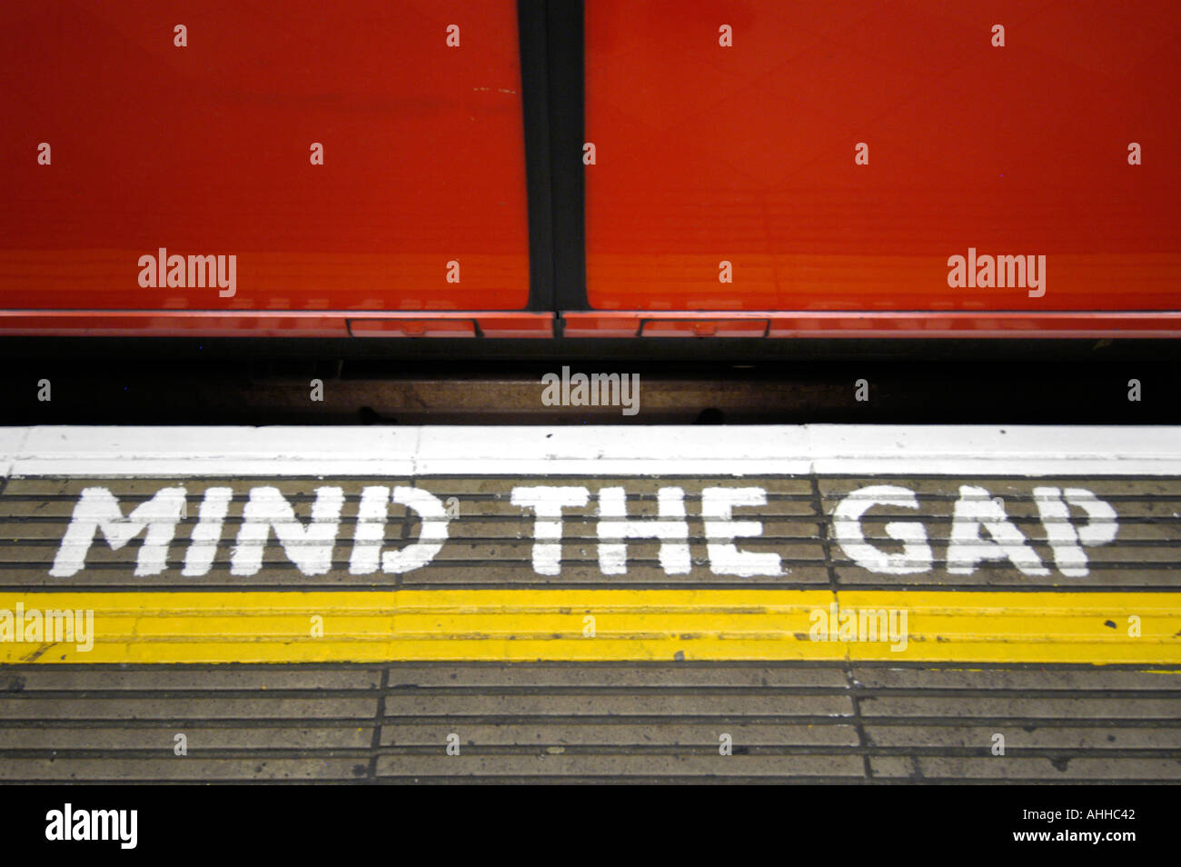 Dagegen Sie die Lücke Warnung am Bahnhof auf der London Underground, England UK Stockfoto