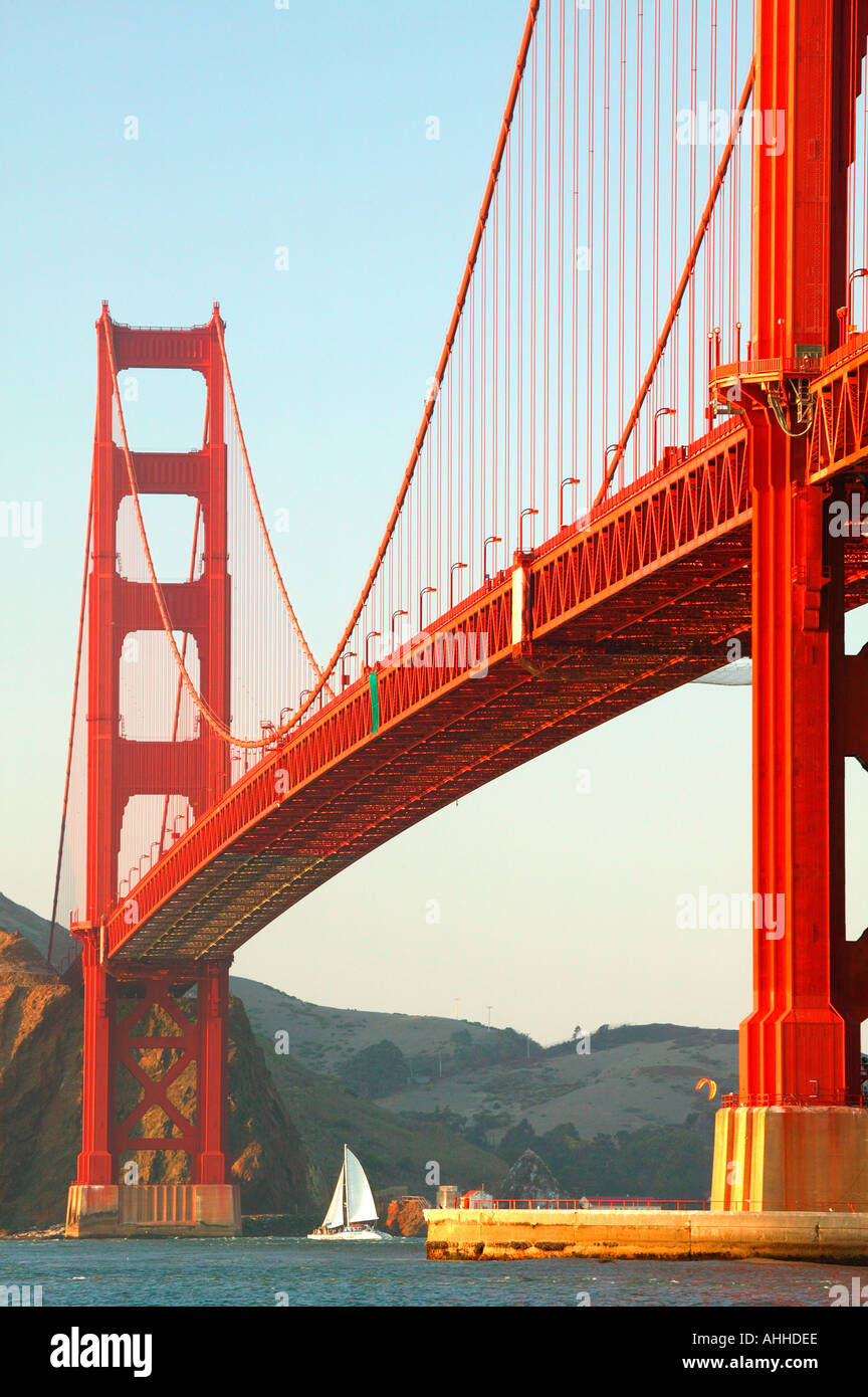 Ein Segelboot unterquert die Golden Gate Bridge am Abend aus dem Presidio San Francisco Kalifornien Stockfoto
