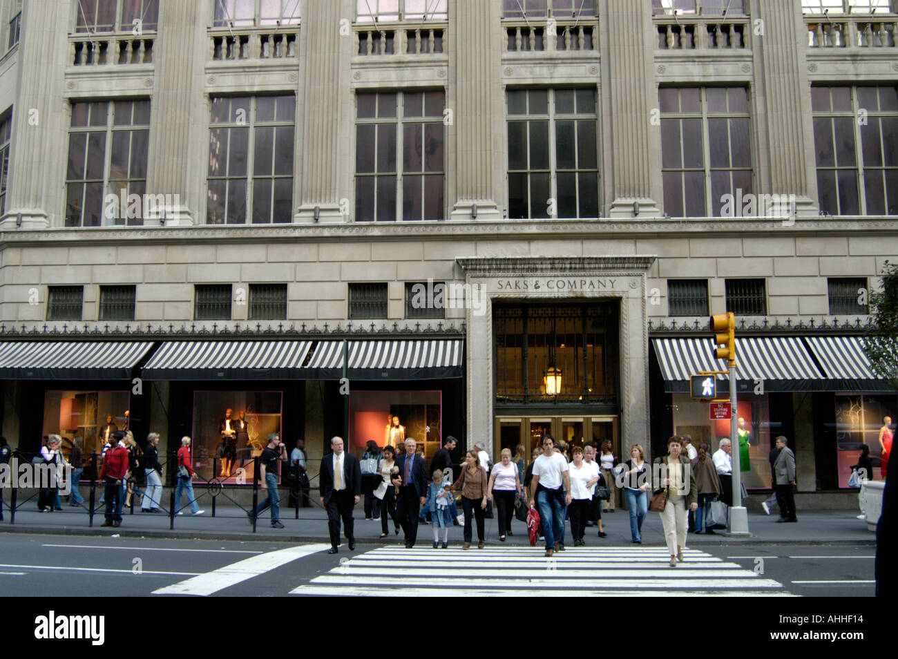 Saks Kaufhaus auf der Fifth Avenue, New York City, USA Stockfoto