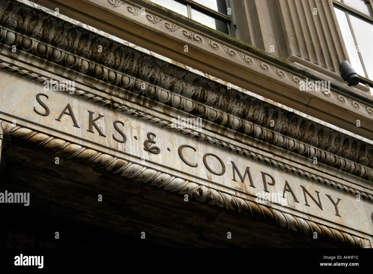 Kaufhaus Saks und Unternehmen auf 5th Avenue, New York City Stockfoto