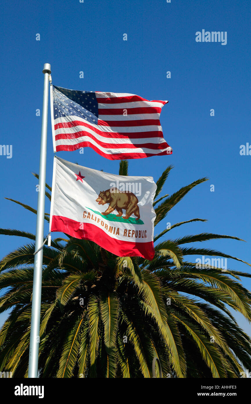 Die amerikanische und kalifornische Flaggen fliegen über Cannery Row Monterey Kalifornien Stockfoto