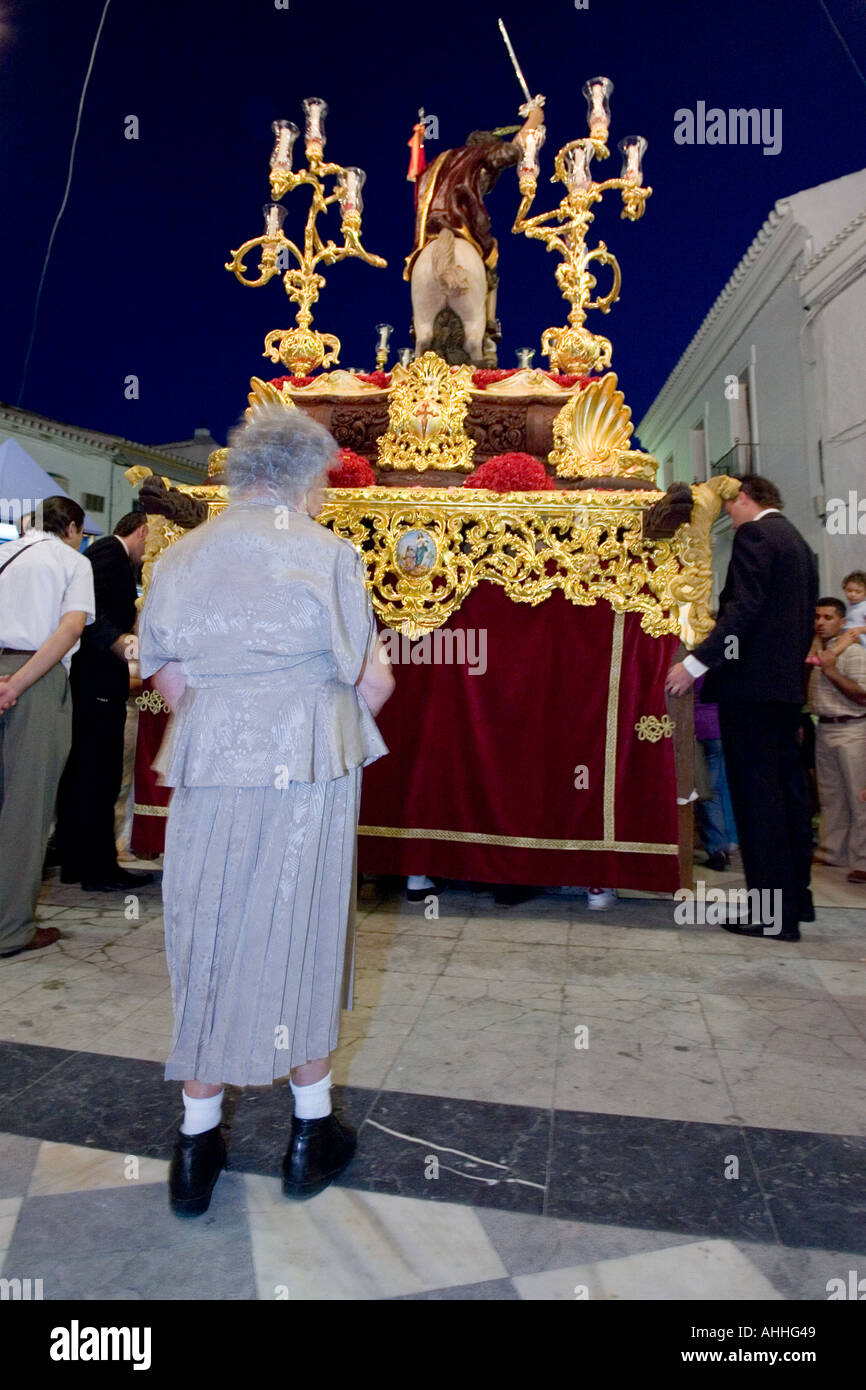 Alte Frau, die nach Saint James Bild während einer Prozession, Aznalcazar, Sevilla, Spanien, Juli 2005 Stockfoto