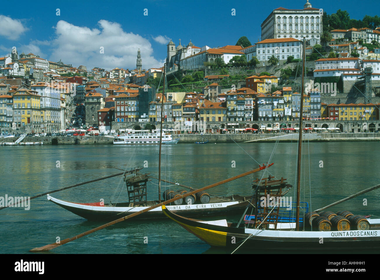 PORTUGAL-Porto Porto Douro und Waterside Gebäude mit Port Lastkähne oder Barcos Rabelos vertäut im Vordergrund Stockfoto