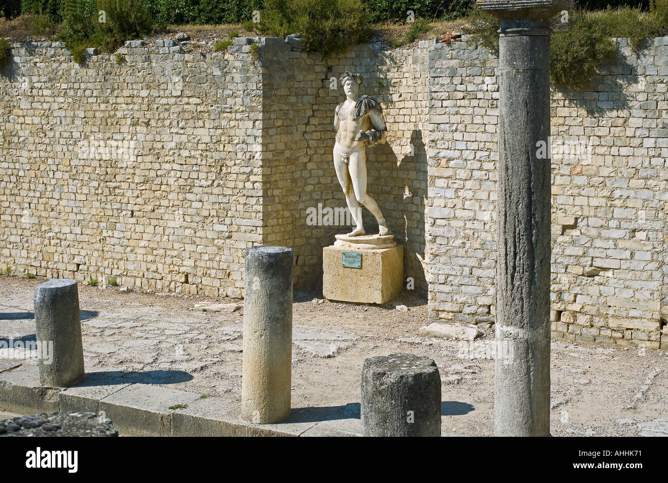 PORTIQUE DE POMPEE POMPEIUS PORTIKUS MIT KAISER HADRIAN STATUE RÖMISCHEN RUINEN VAISON-LA-ROMAINE PROVENCE FRANKREICH Stockfoto