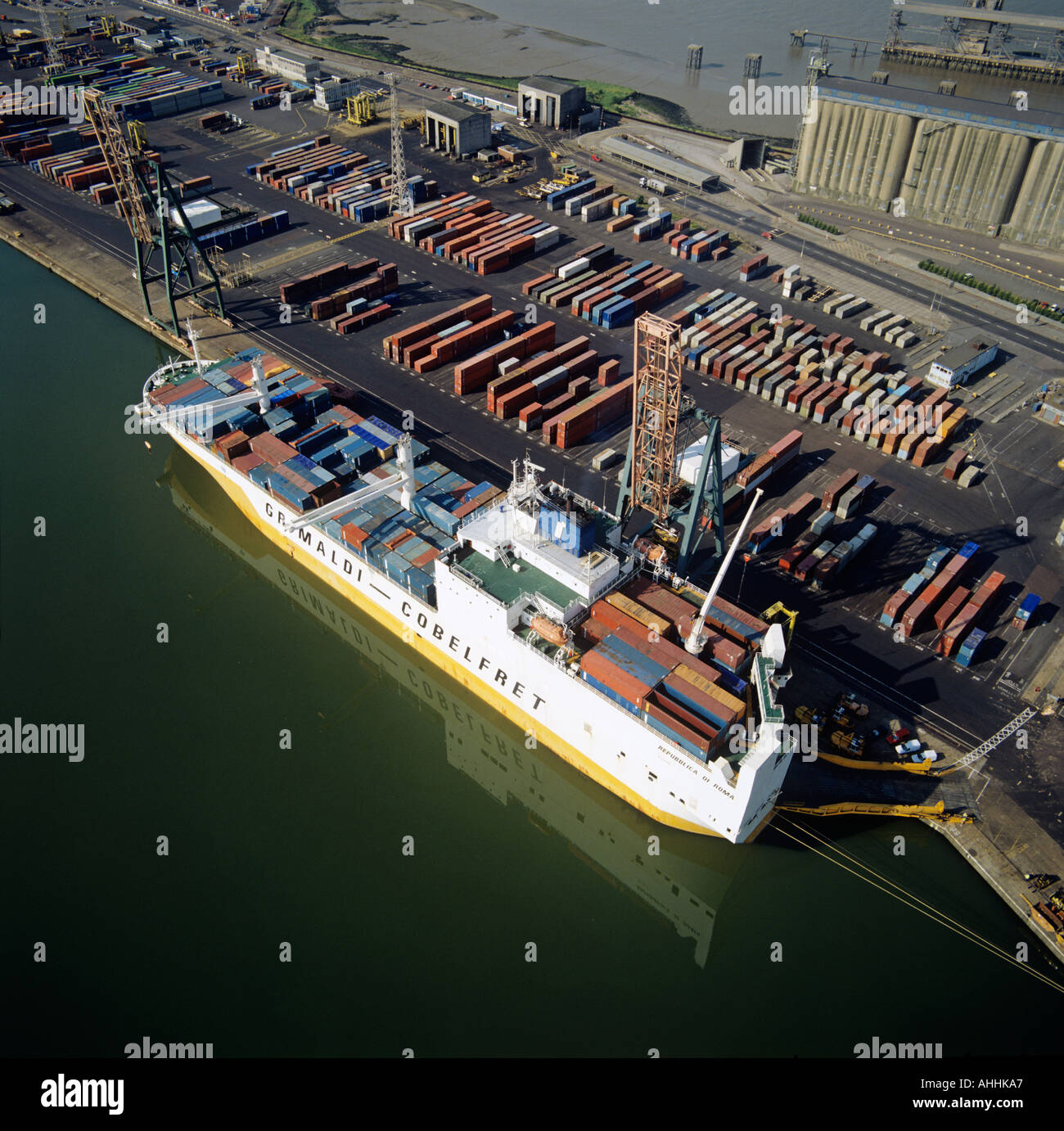 Containerschiff im Hafen von Tilbury, Essex UK Luftbild Stockfoto