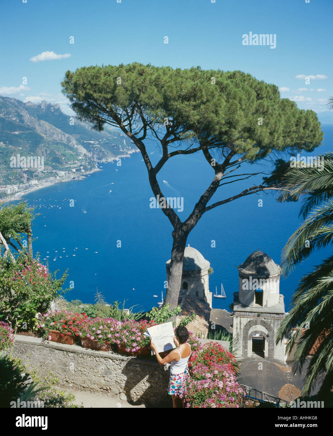Italien Kampanien Ravello Amalfi Kuste Villa Rufolo Blick Vom Garten Auf Maiori Salerno Frau Liest Karte Neben Baum Stockfotografie Alamy