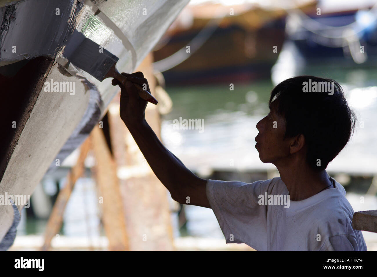 Mann Malerei Rumpf eines Bootes im Trockendock, Aberdeen, Hong Kong, China Stockfoto