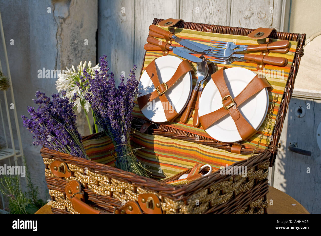 Picknick IN RETRO WEIDENKORB mit Lavendel Blumen Sträuße PROVENCE FRANKREICH EUROPA Stockfoto