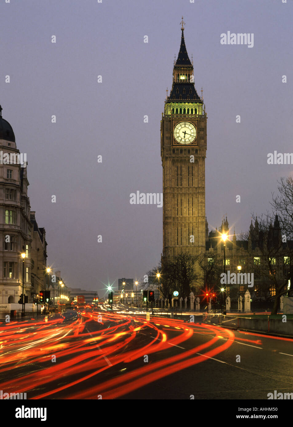 London Big Ben vom Parliament Square gesehen mit Blick auf die Bridge Street und Westminster Bridge Rush-hour Traffic Wanderwege Stockfoto