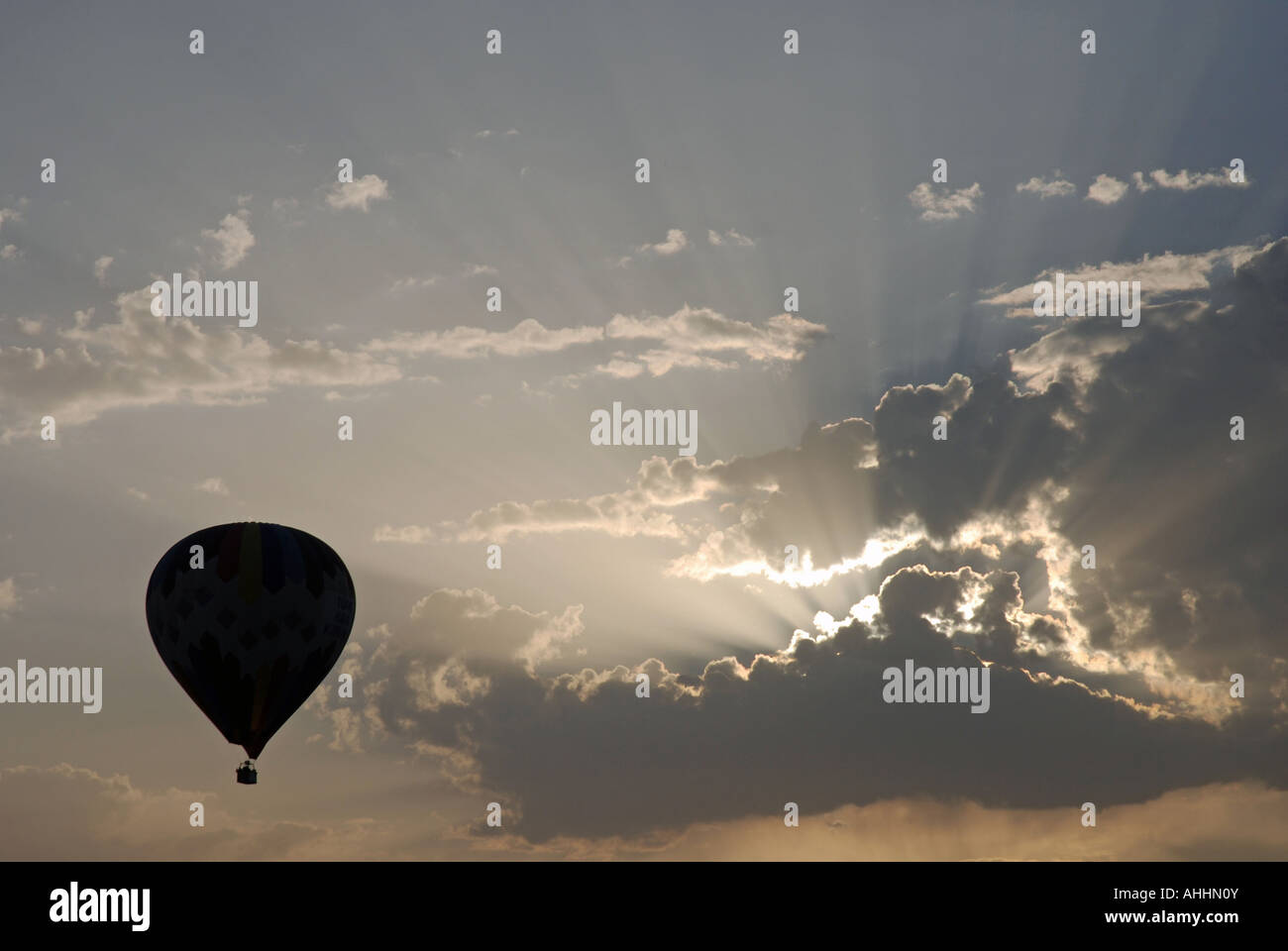 Heißluftballon bei Sonnenaufgang, Türkei, Cappadocia Stockfoto