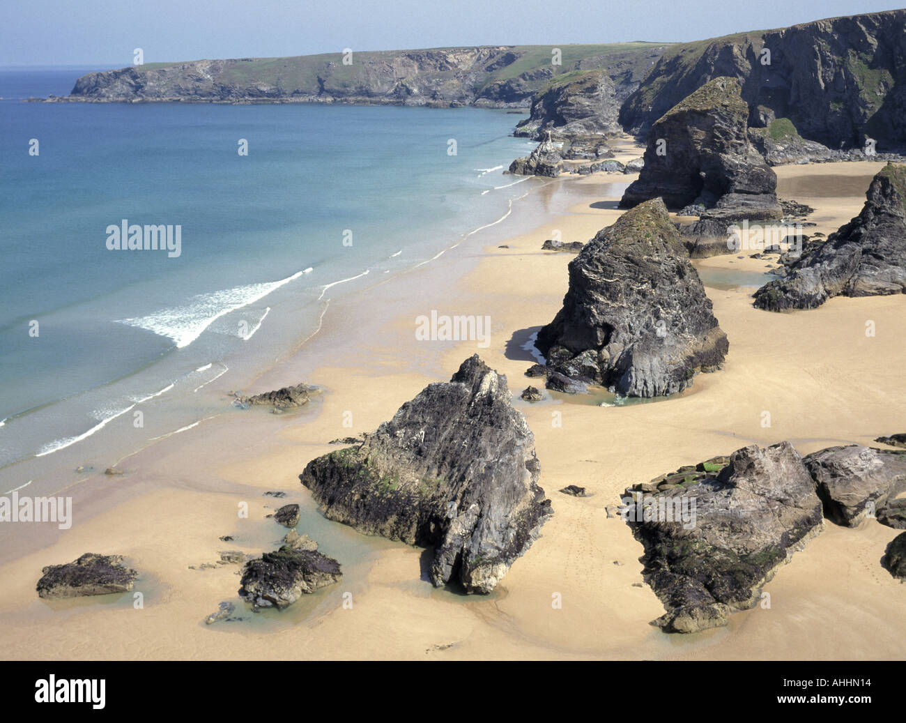 Bedruthan Steps-Strand und Felsen-Stacks in der Nähe von Mawgan Porth nördlich von Newquay Stockfoto