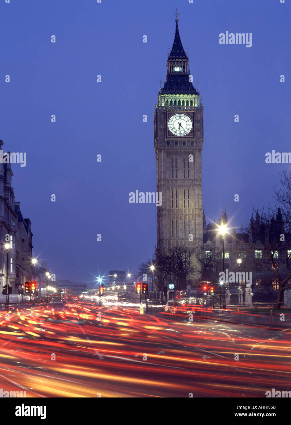 London Big Ben vom Parliament Square gesehen mit Blick auf die Bridge Street und Westminster Bridge Rush-hour Traffic Wanderwege Stockfoto