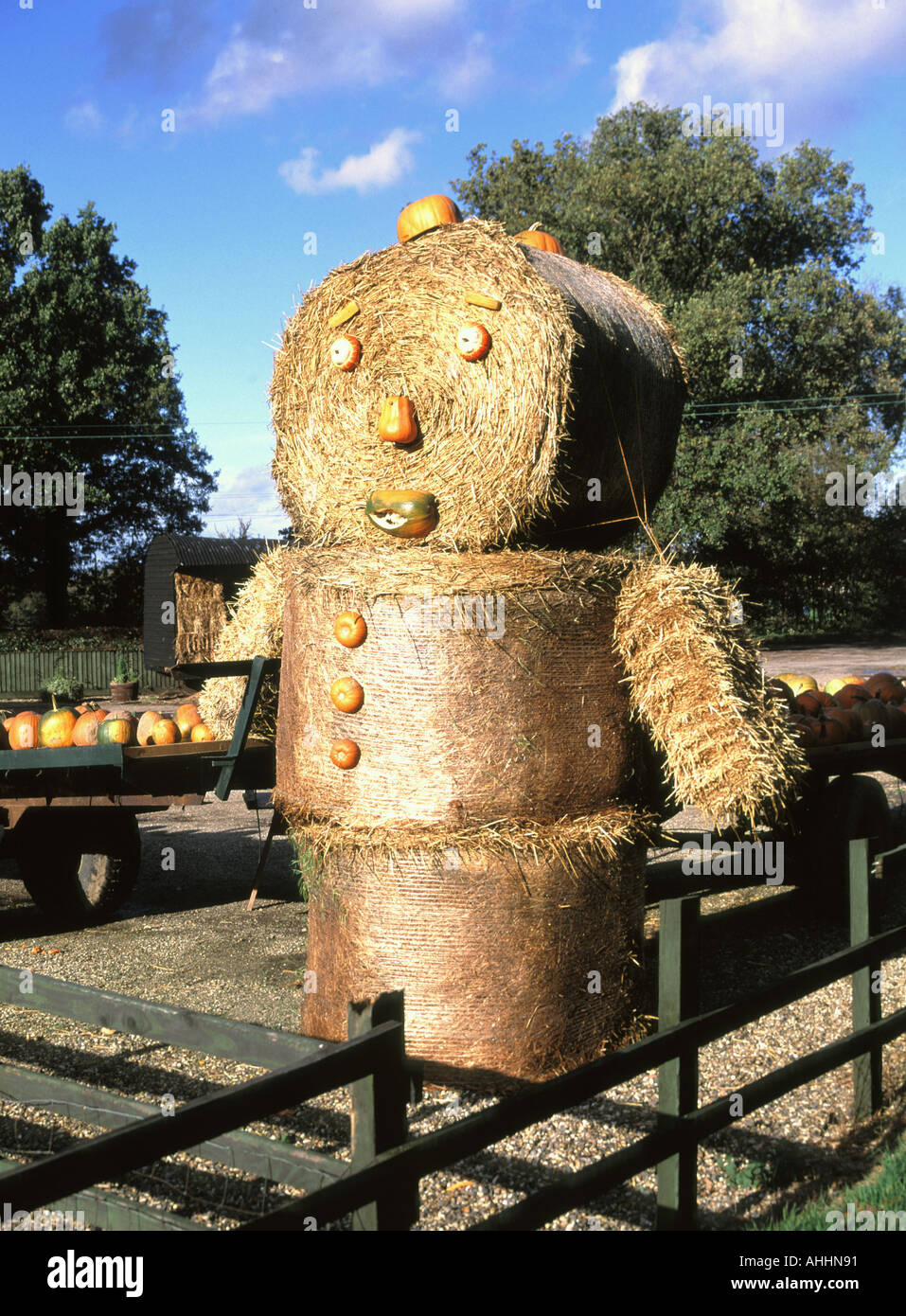 Farm Shop Outdoor-Display aus runden Strohballen Mann mit Kürbis verwendet, um das Halloween-Festival am 31 Oktober Brentwood Essex England UK zu fördern Stockfoto
