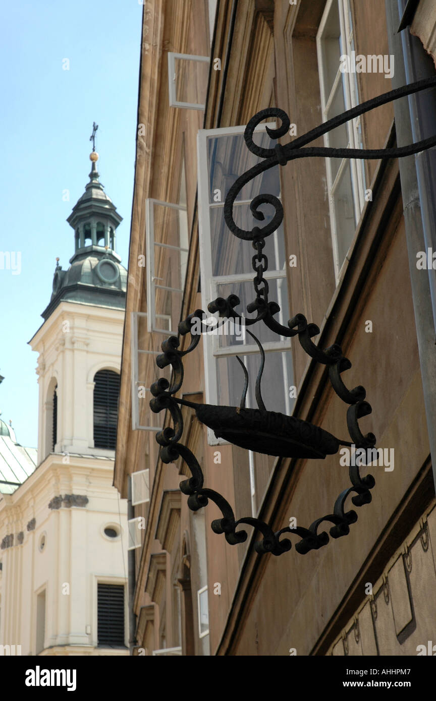 Blechschild auf Restaurant, Freta Straße Neustadt in Polen. Heiligen Geistes Kirchturm auf Tha Hintergrund. Stockfoto