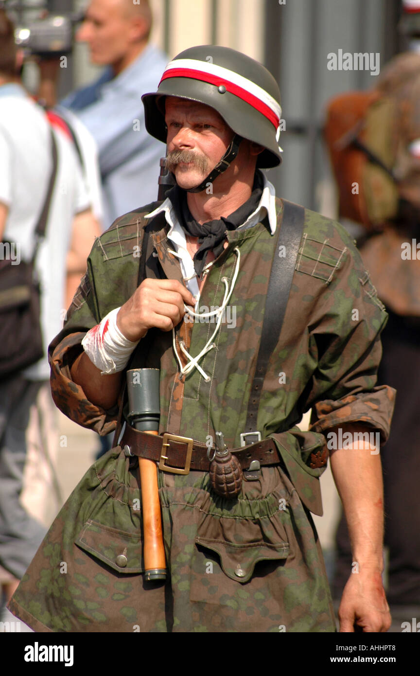 Historisches Reenactment des Warschauer Aufstandes 1944 im zweiten Weltkrieg. Mann in polnischen Partisanen Uniform. Stockfoto