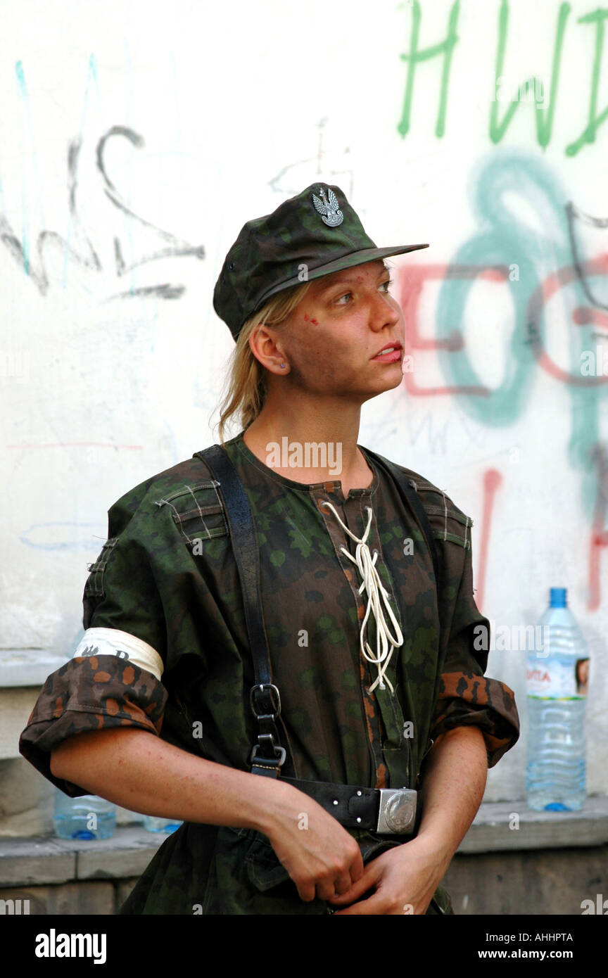 Historisches Reenactment des Warschauer Aufstandes 1944 im zweiten Weltkrieg. Frau in polnischen Partisanen Uniform. Stockfoto