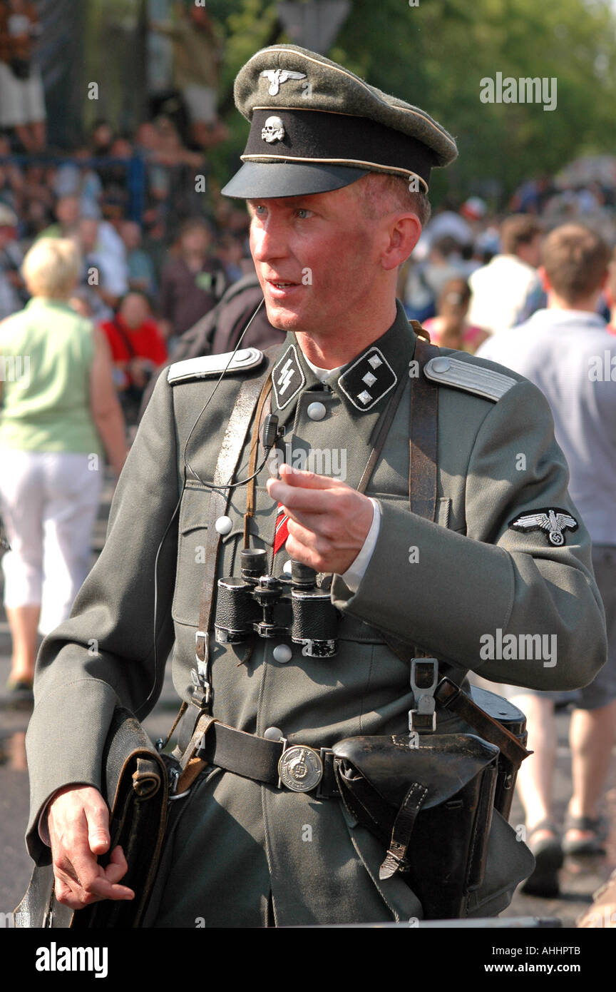 Historisches Reenactment des Warschauer Aufstandes 1944 im zweiten Weltkrieg. Mann in einheitlichen deutschen Nazi. Stockfoto
