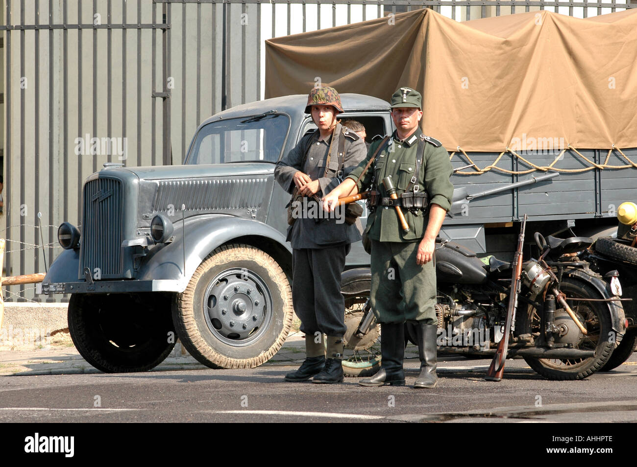 Historisches Reenactment des Warschauer Aufstandes 1944 im zweiten Weltkrieg. Deutsche Truppen- und Opel Blitz LKW. Stockfoto