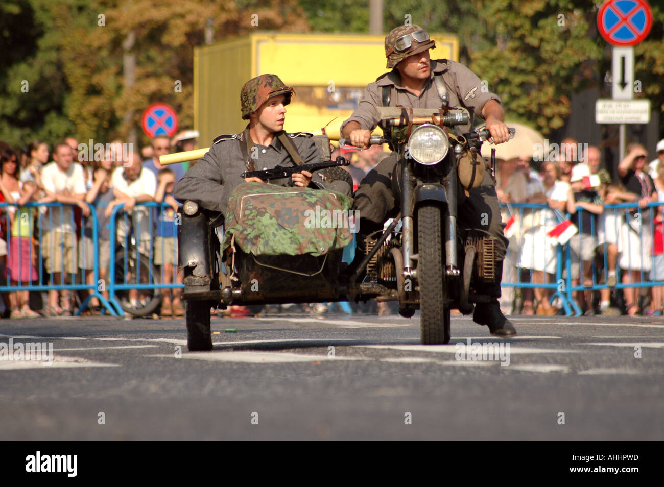 Historisches Reenactment des Warschauer Aufstandes 1944 im zweiten Weltkrieg. Mann in Nazi-Soldaten uniform im Motorrad-Kombination. Stockfoto
