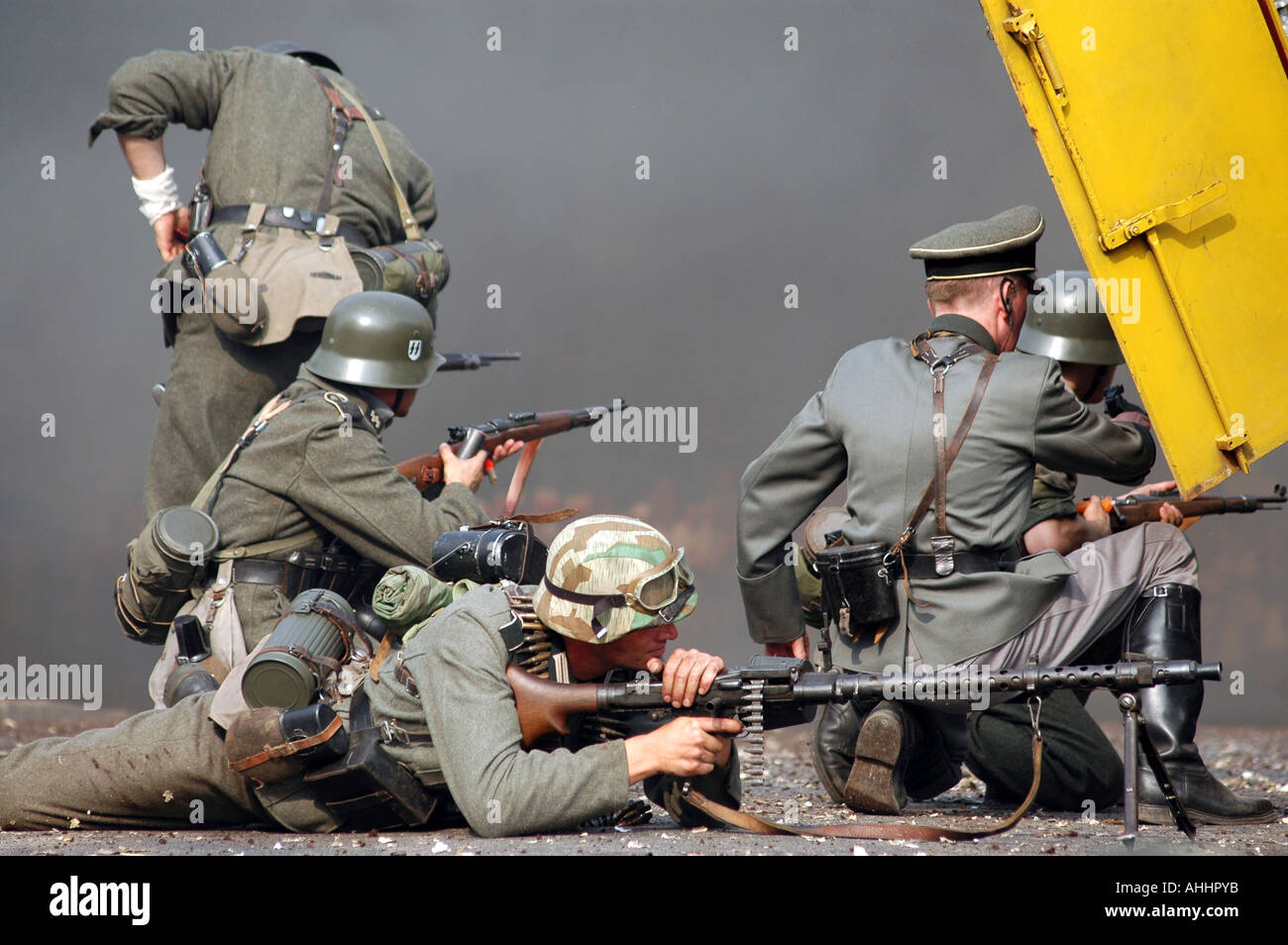Historisches Reenactment des Warschauer Aufstandes 1944 im zweiten Weltkrieg. NS-Einheit Partisanen Positionen angreifen. Stockfoto