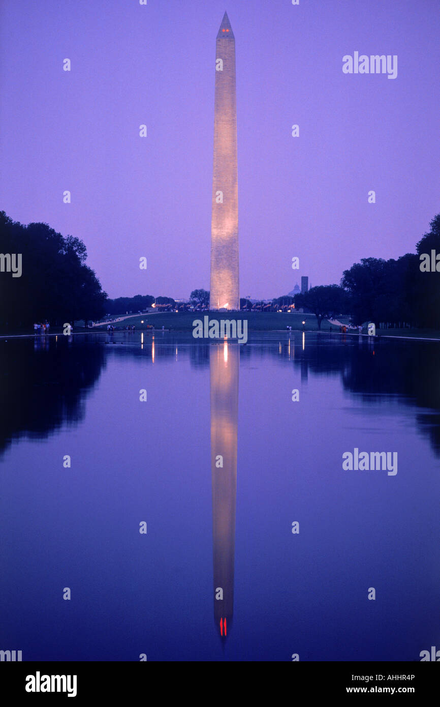 Washington Monument in Washington DC nachts beleuchtet Stockfoto