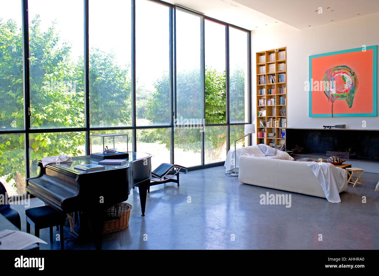 Wohnzimmer Mit Klavier Und Hohem Fenster Provence Frankreich Europa Stockfotografie Alamy